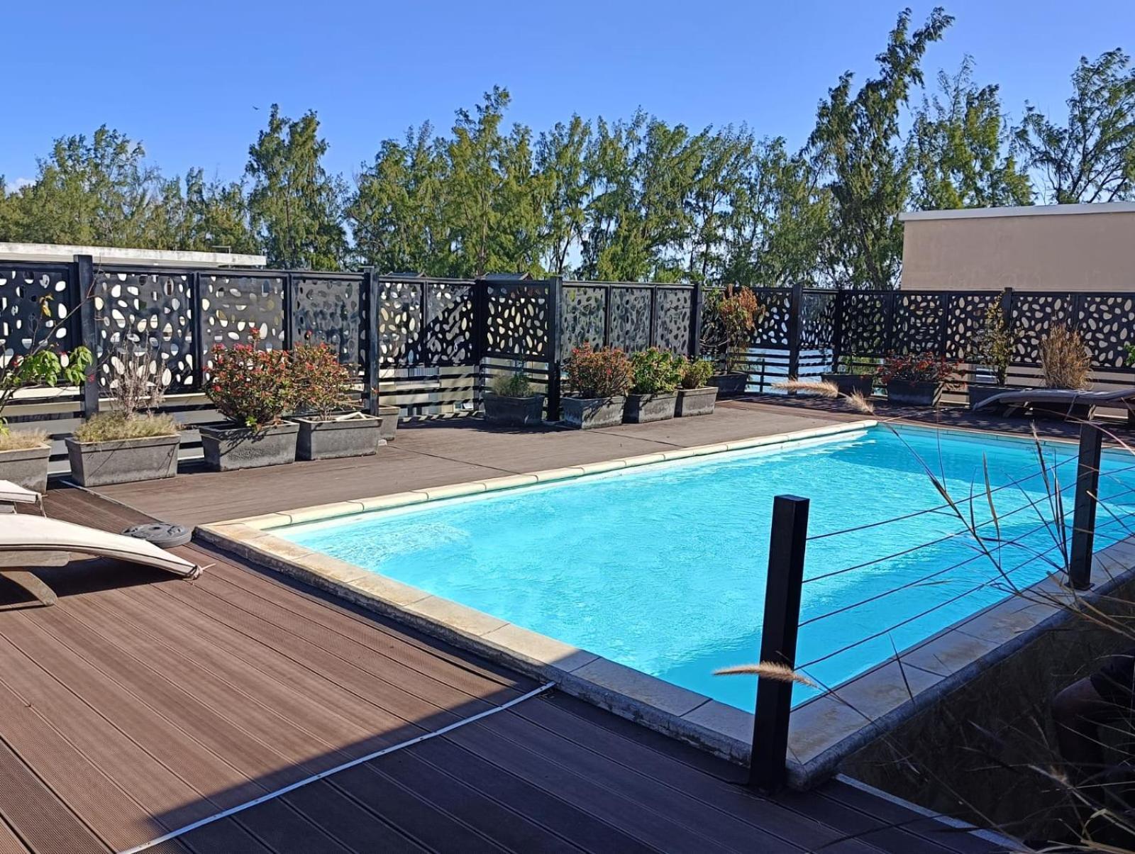 Newly Renovated Studio Apartment With Rooftop Pool, Few Steps To The Beach Flic en Flac Екстер'єр фото
